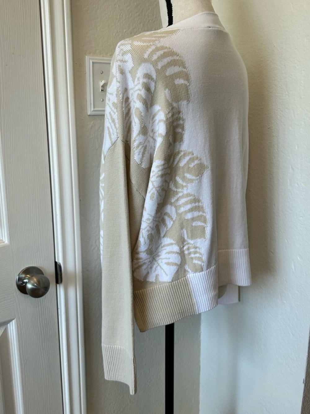 Talbots V-Neck Cardigan Size Large Placed Leaf Pattern - Picture 7 of 16